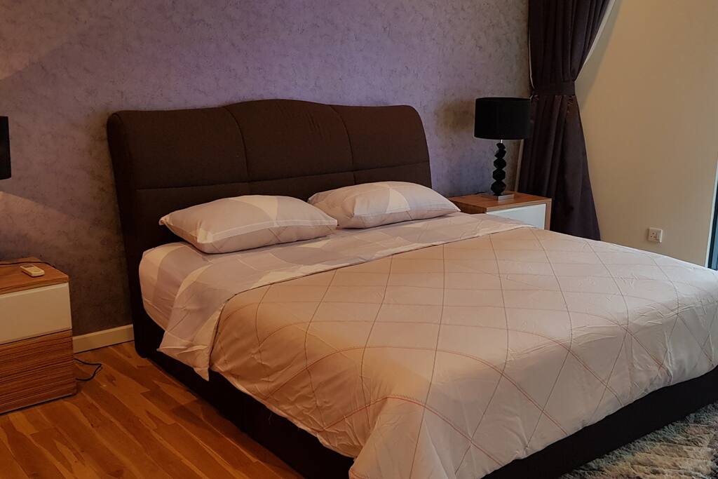 Masterbed Room with King-sized bed