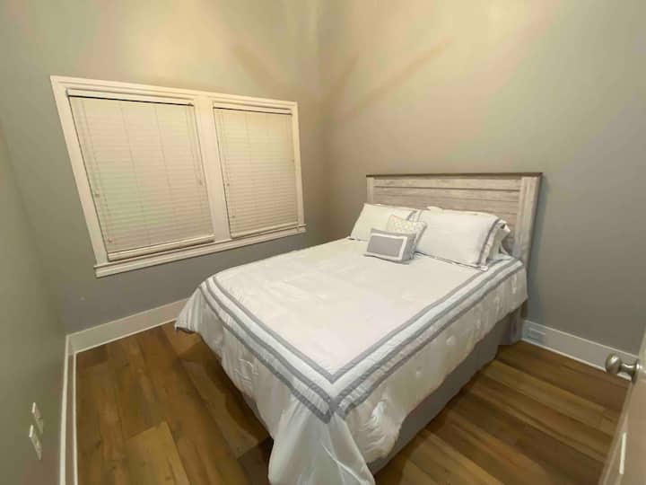 Მესამე საძინებელი, რომელიც მდებარეობს სახლის წინა ნაწილში