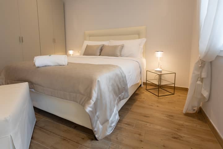 Habitación doble grande - TV - armario - ventana - puerta ventana