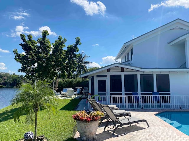 LakeFront – Home Near Casino w private pool