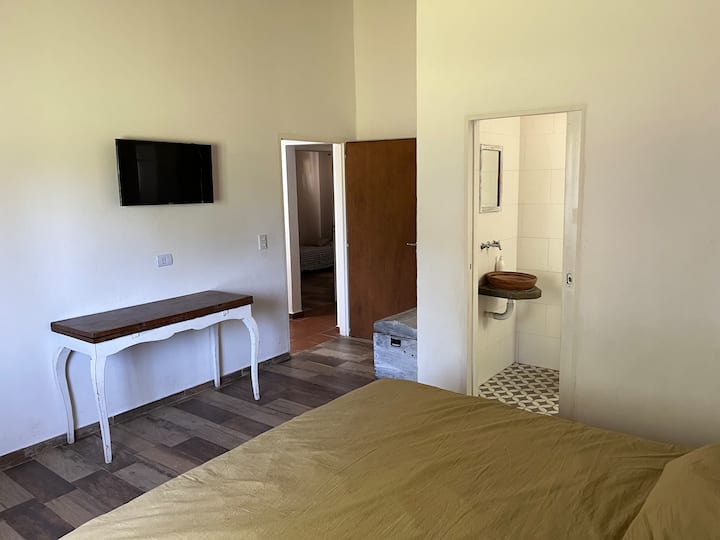 主卧配备步入式衣柜和配备浴室