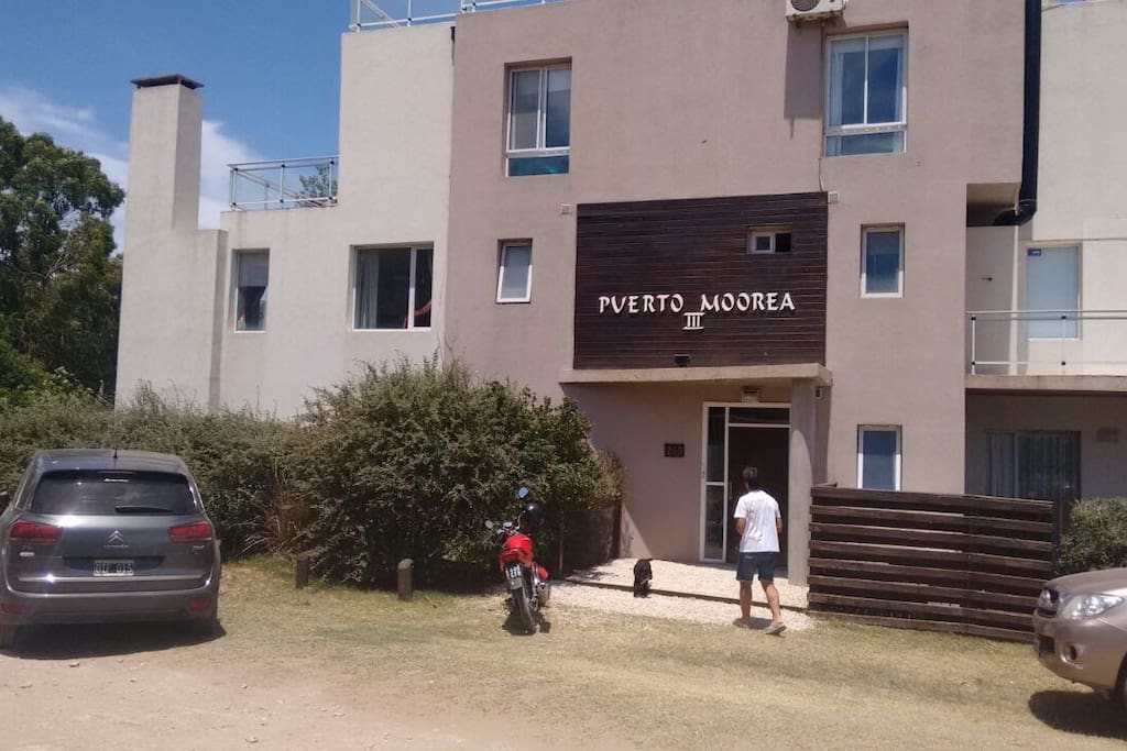 Acceso al departamento por calle Garay.