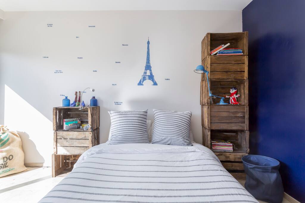 Chambre lumineuse avec bureau