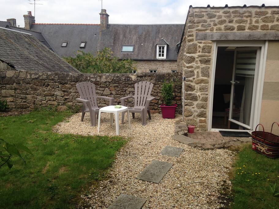 Studio au fond d'un jardin. Atypique !