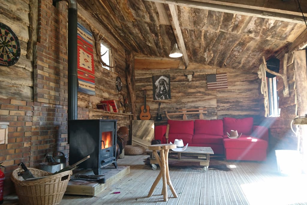 Le salon et son poêle à bois