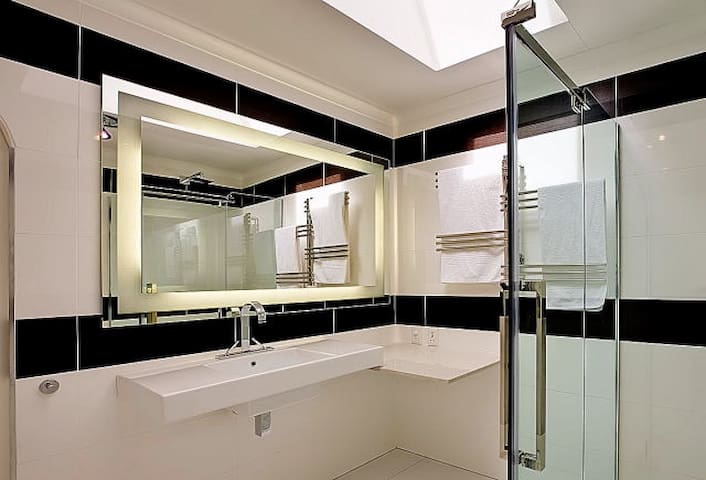 Amazing & central penth-superb sea & mountain view gallery image 4