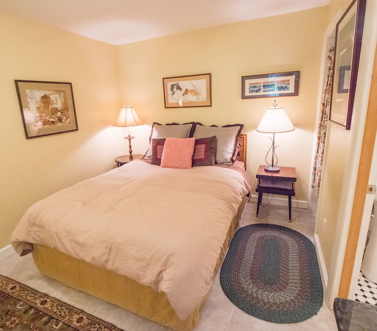 Very comfortable queen bed