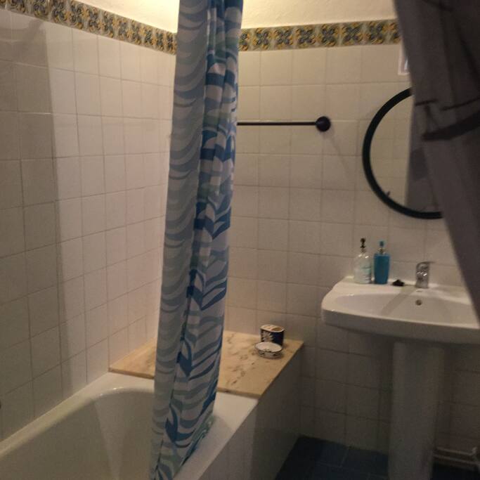 This bathroom is linked to the double bedroom.