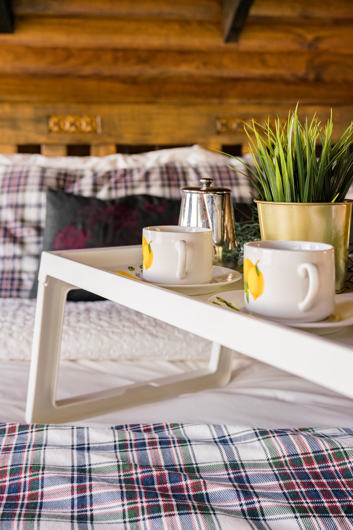 Deň sa začína plyšovou kávou Nespresso s výhľadom na hory