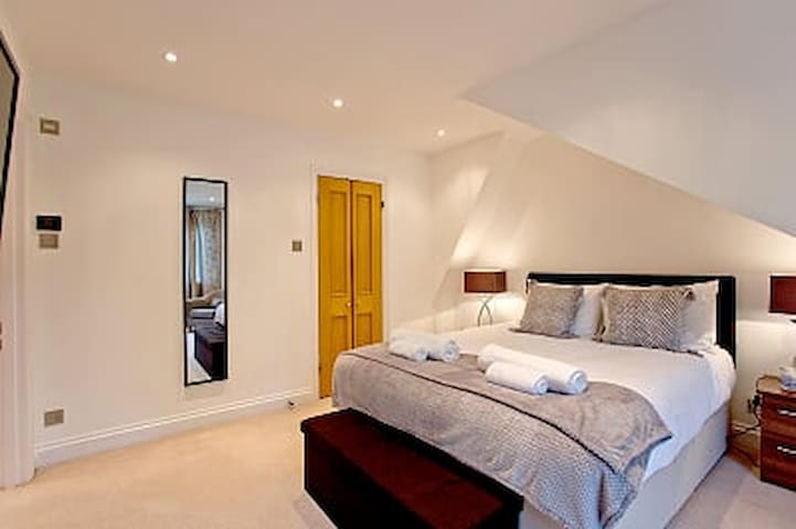 Beautiful house with Garden in Bayswater gallery image 3