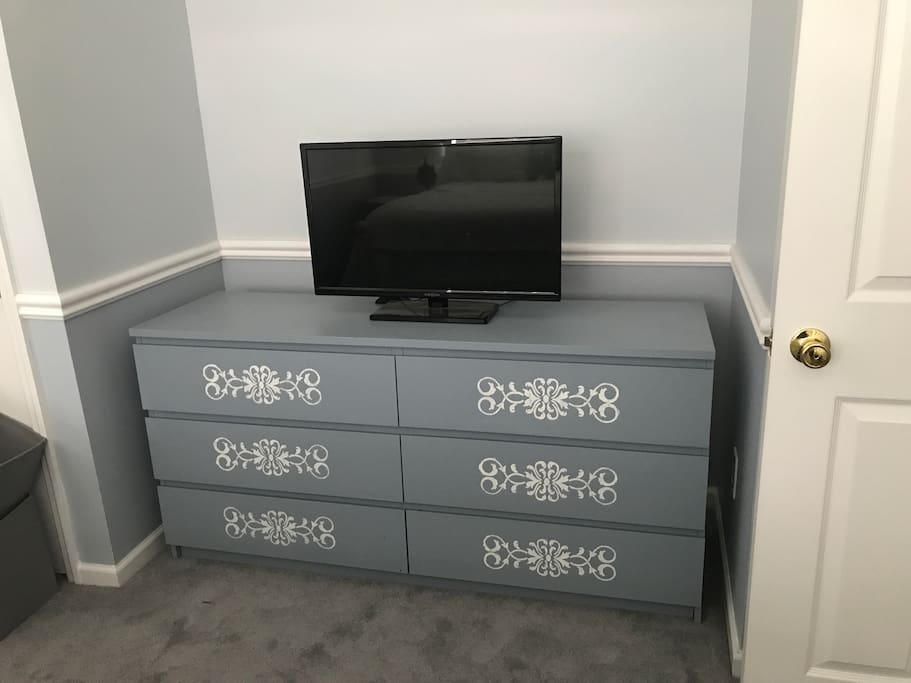 Dresser. Tv with antenna channels. No cable.