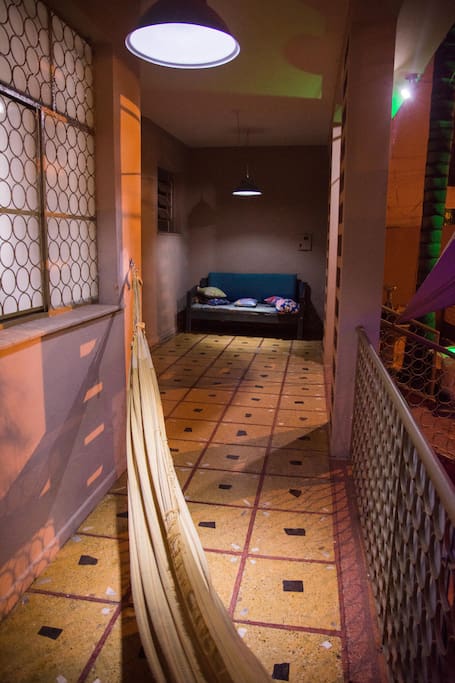Varanda com rede e catre para descanso. Bom para ler ou navegar pela net.