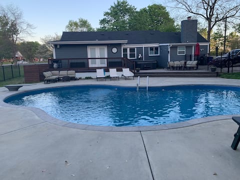 "HopeHouse". Sleeps 10. 15 minutes from downtown.