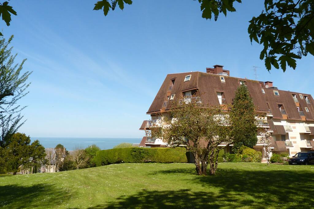 Vue du parc avec le bâtiment.