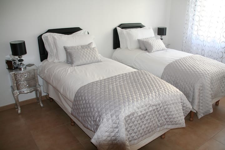 Treća spavaća soba s 2 kreveta za jednu osobu može se pretvoriti u 1 Super King