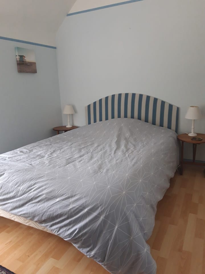 Spavaća soba 1, bračni krevet širine 140 cm, susjedna kupaonica