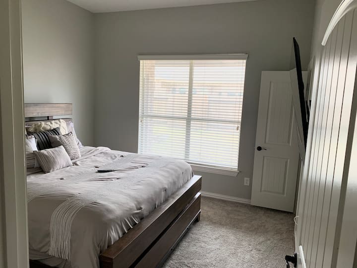 Chumba cha kulala cha wageni #3 kina runinga kubwa ya kisasa kwa wale wanaopenda kulala huku runinga ikikuangalia!