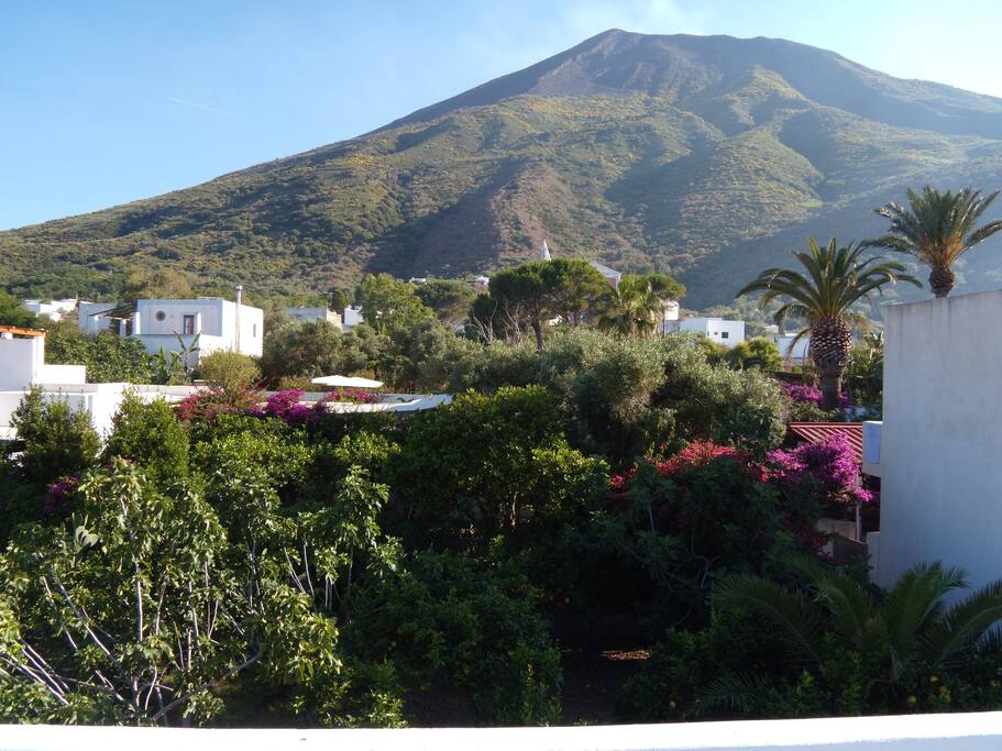 Vista lato ovest con Vulcano Stromboli e Chiesa di S. Bartolo