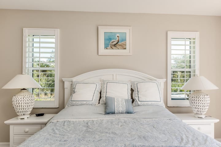 King size bed, walk in closet in master