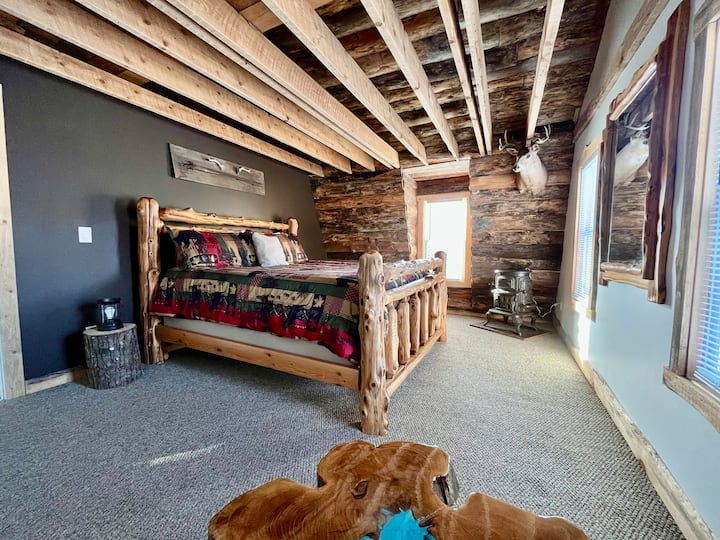Log Bedroom (King size bed)
3rd Floor