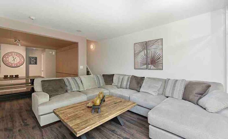 Luxury 3 Bedroom home in Toronto W/free parking! gallery image 4