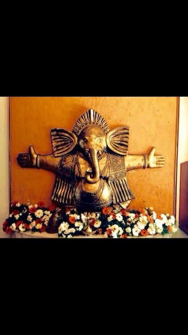 'Poomukham' -
Ganesha idol @ the entrance, hands wide open in Welcome!