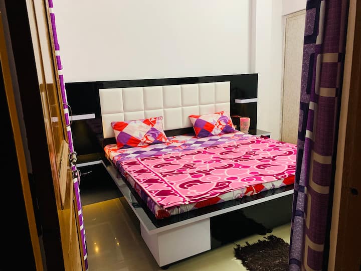 Ოთახი მიმაგრებული უნიტაზით