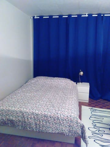 Palaiseau: room in park