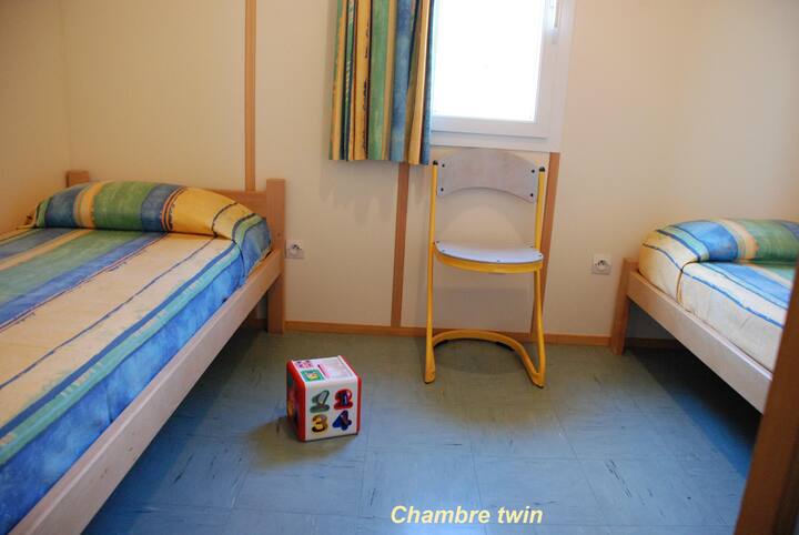 Une chambre avec 2 lits individuels 