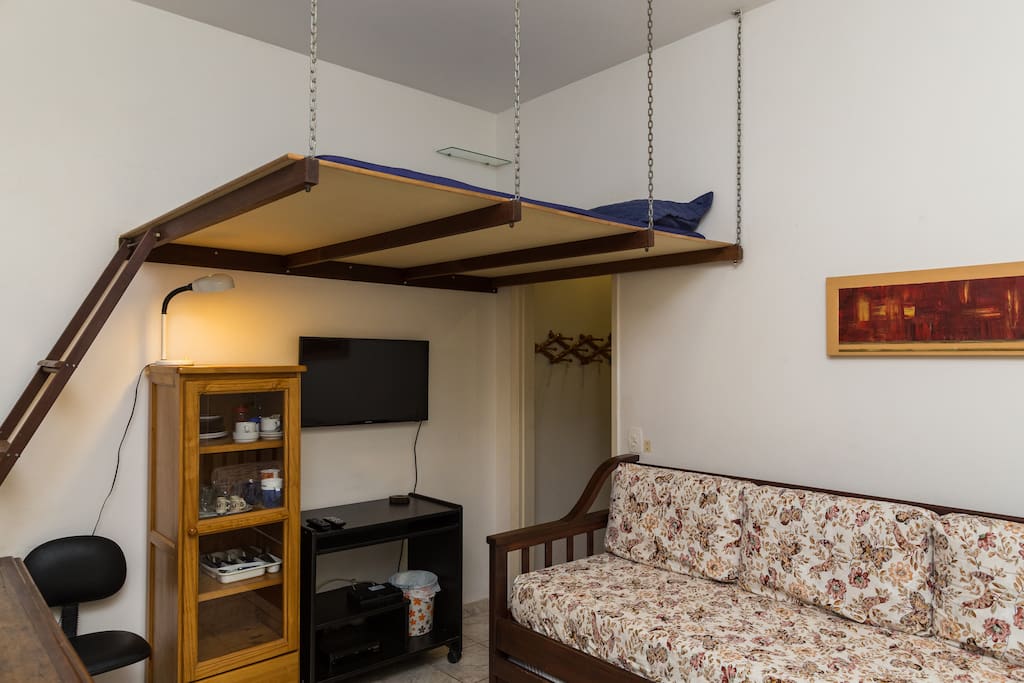 Sala com 02 camas de solteiro em baixo e 01 cama de casal, acima
