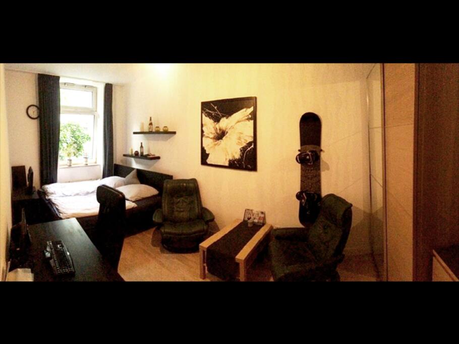 Schlafzimmer 1 (Bett: 1,80m x 2m)