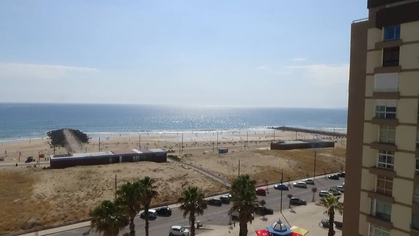 Bedroom in front of the see