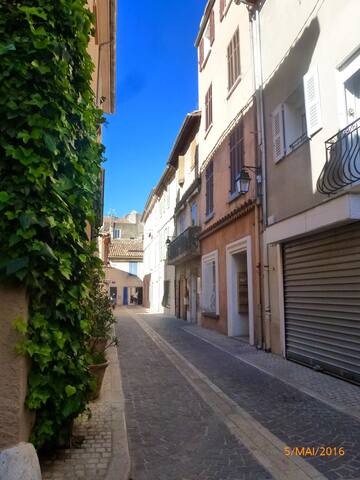 CASSIS. Studio in a village house.