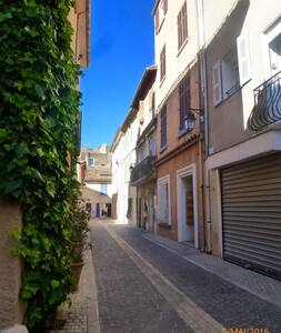 CASSIS. Studio in a village house.