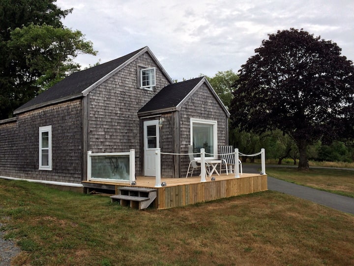 Ocean front cottage,  Mahone Bay