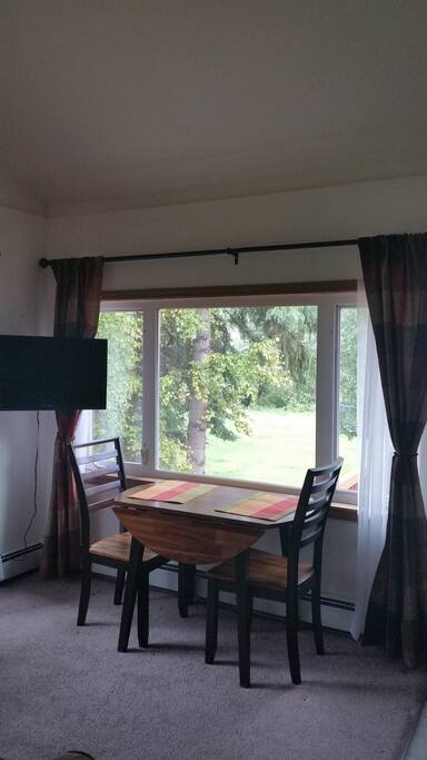 Dining table with view to the deck