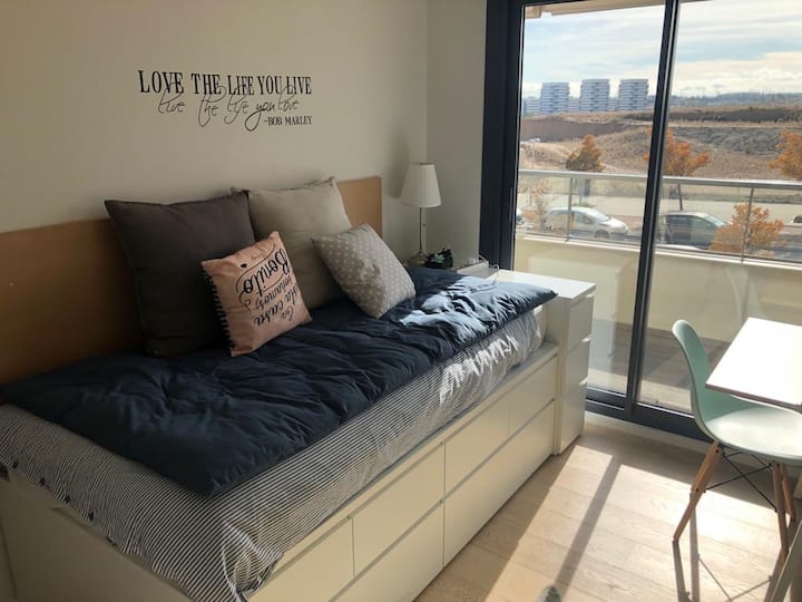 Private Room Near The Formula 1 Circuit - Madrid