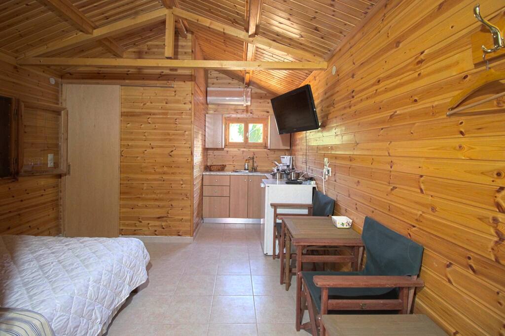 Wooden Cabin with Garden (near the sea) - Galatas의 통나무집에서 살아보기, 그리스