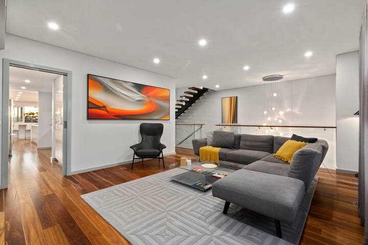 Unrivaled 4-Storey Waterfront Home 5 BDR 3.5 BTH gallery image 3