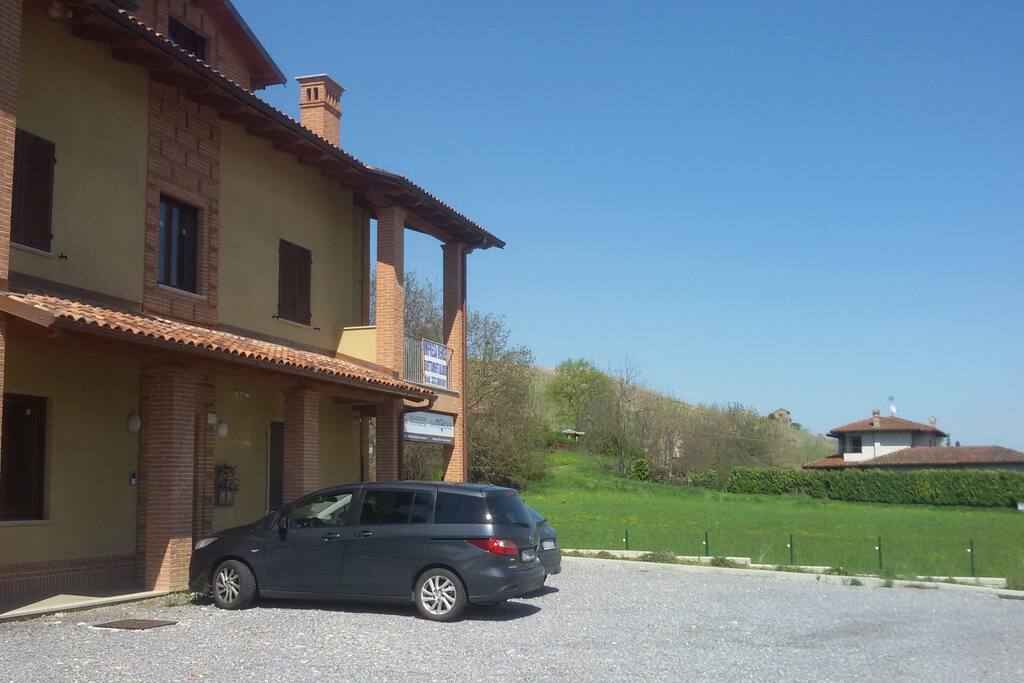 c'è un parcheggio enorme