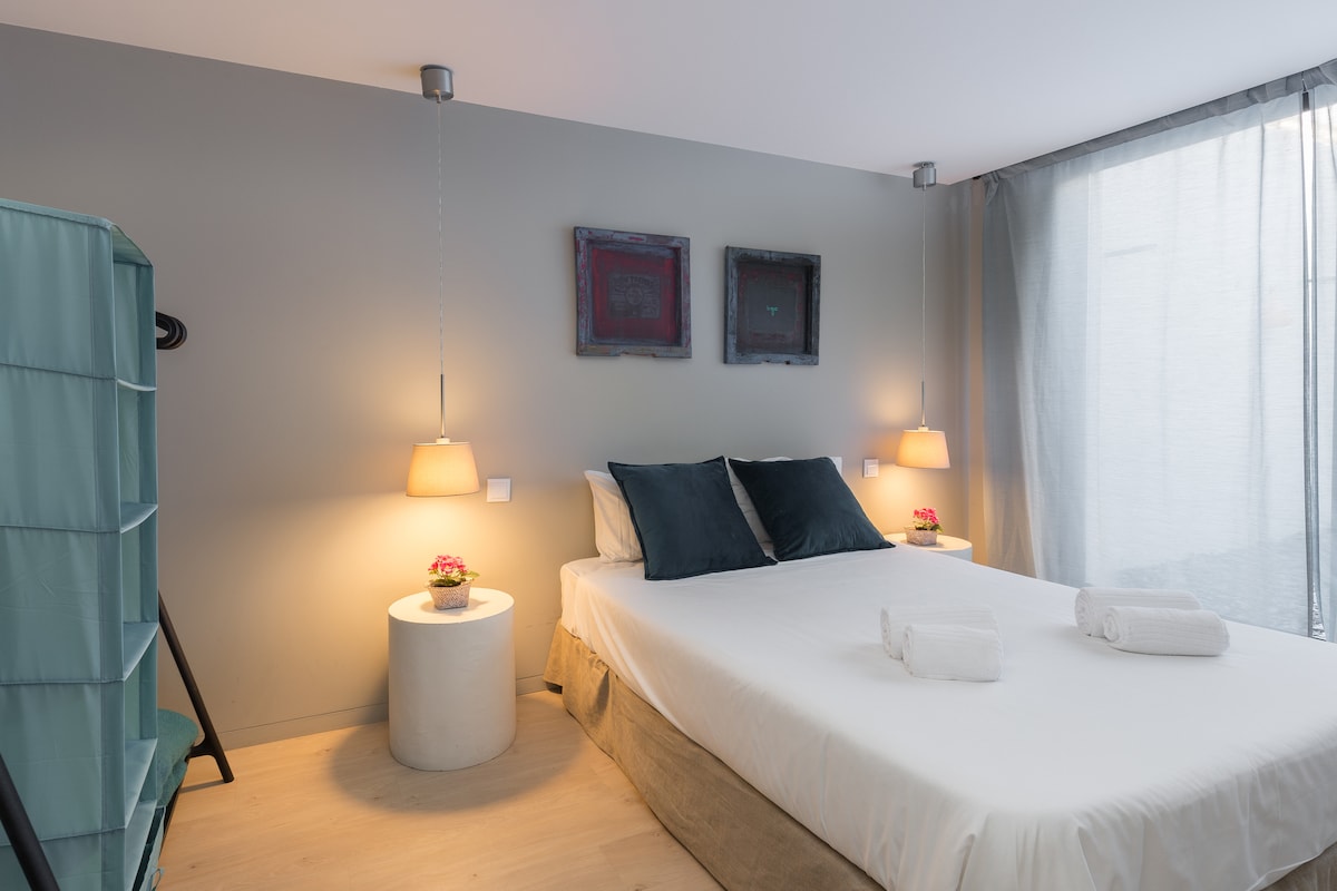 Izba s prístupom do záhrady.