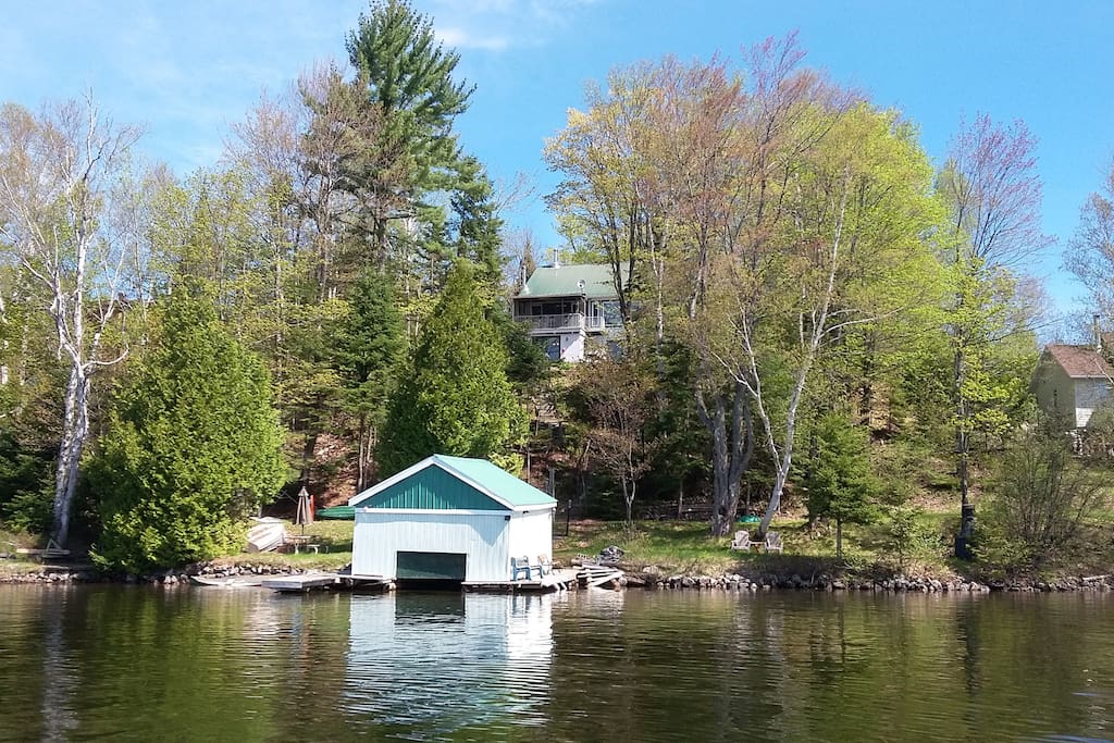 4 bdrms Lake front with Spendid View of Lac Louisa Cottages for Rent in Wentworth, Québec, Canada