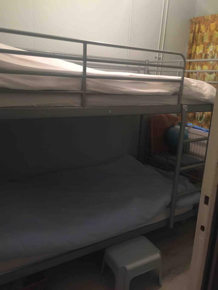 Esta litera está instalada. Es una cama robusta y bonita, agradable para los niños también . Es una habitación acogedora. Anteriormente teníamos una sala de computadoras de esto, pero nunca estuvimos allí.