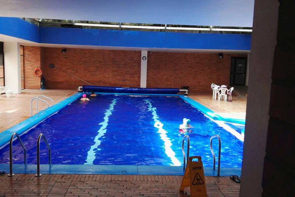 Pool available for additional fee in the building! / Piscina en el edificio por un pequeño costo extra.
