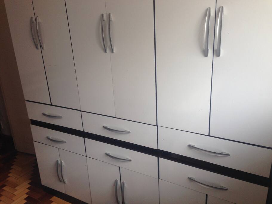 Guarda-roupas com 6 portas e 6 gavetas que pode ser removido para outro quarto caso seja mais de 1 hóspede