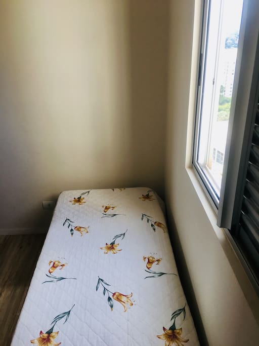 Cama com lençol, travesseiro, cobertor ou edredom se preferir.