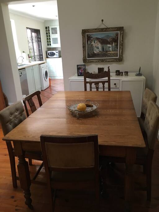 Diningroom leads to kitchen