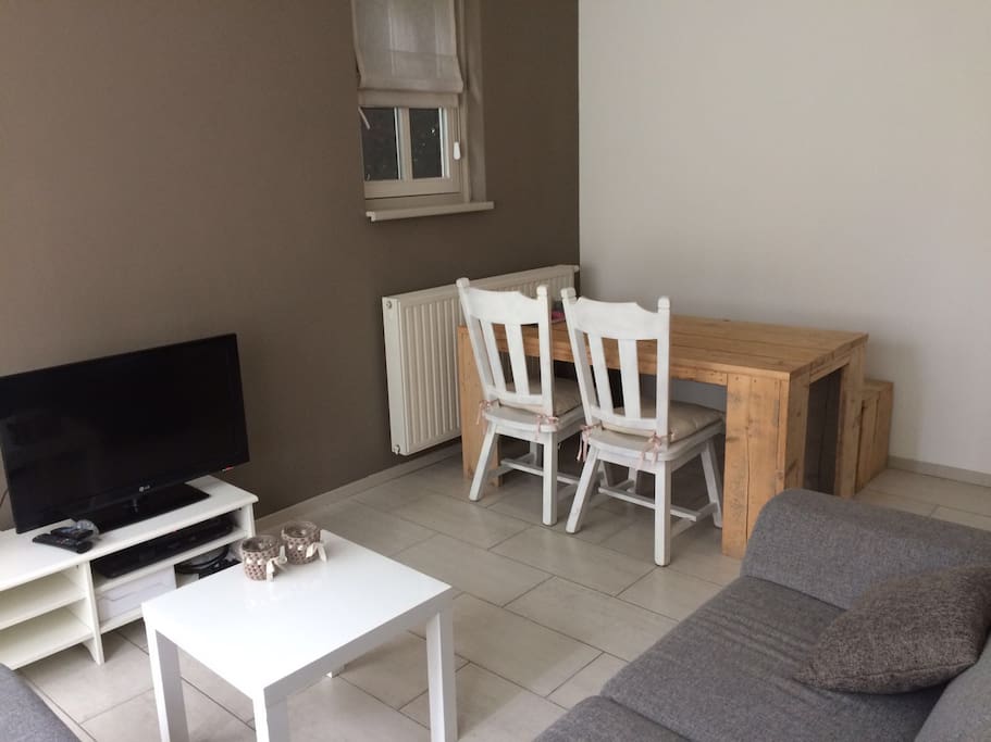 Woonkamer met open keuken.