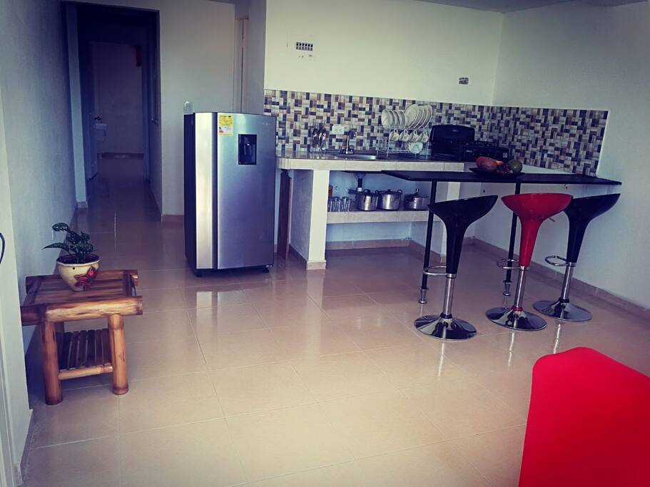 Cocina con Barra De Desayuno, Nevera Nueva