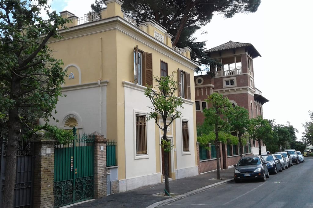 The house from the street (via Alberto Mario 4)